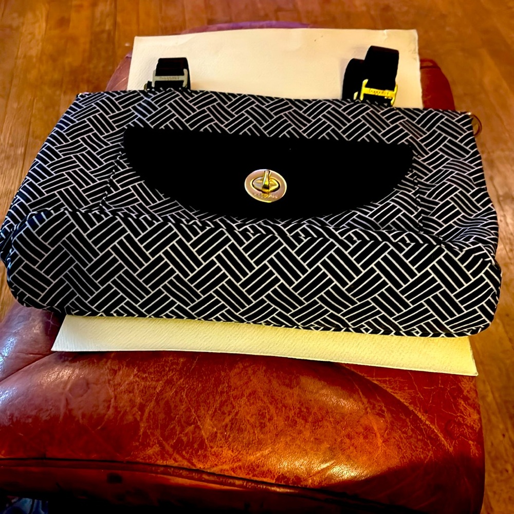 Lovely black and white Baggallini tote. Gold accents